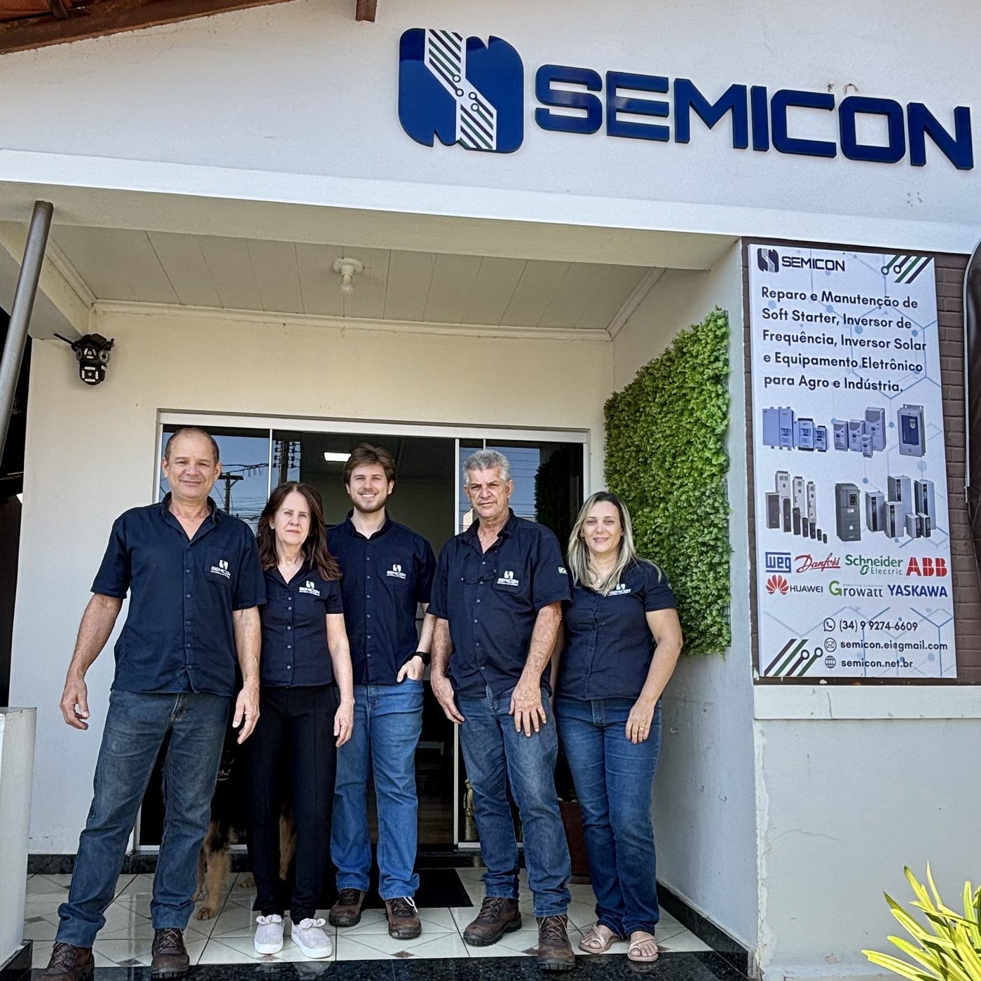 Equipe da SEMICON, de uniforme, em frente à sede em Patos de Minas